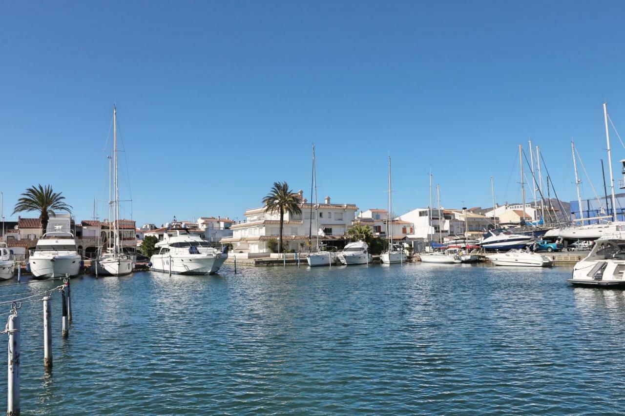 Requesens Villa Empuriabrava Exteriör bild