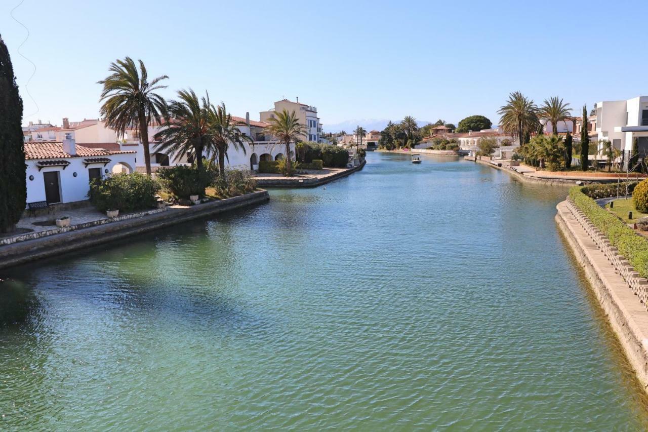 Requesens Villa Empuriabrava Exteriör bild