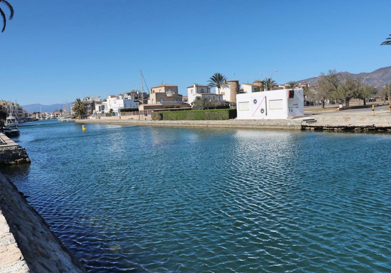 Requesens Villa Empuriabrava Exteriör bild